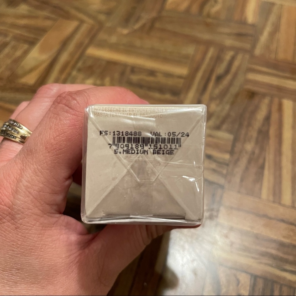 Avon Anew Age Transforming Liquid Foundation - Picture 2 of 5